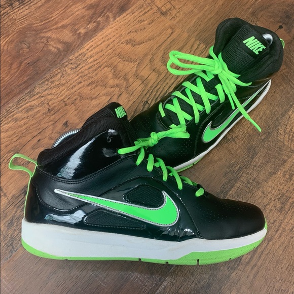 Nike Other - Nike Team Hustle D 6 Kid’s Black Green Basketball Shoes Size 6.5Y